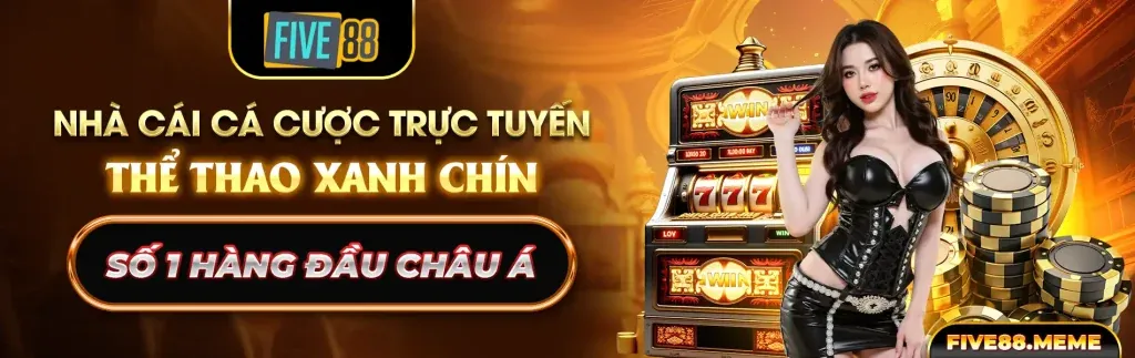 Người đàn ông xem bóng đá trực tiếp và đặt cược trên nh88